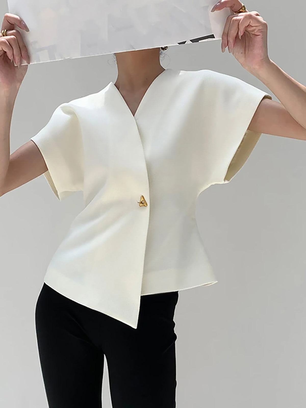 Leonnie – Blouse with Buttons and V-Neck